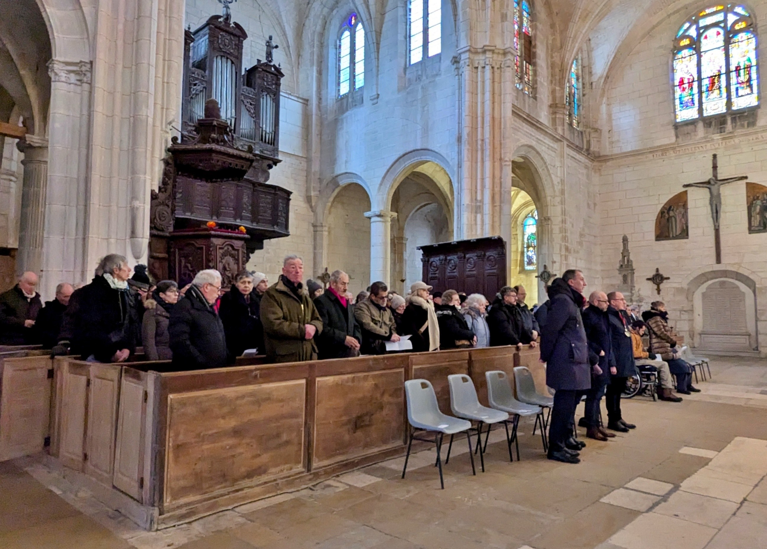 Officiels et public avant l'arrivée de la Marraine
